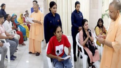 Photo of महिला कलाकार ने मंच दिलाने की लगाई गुहार: सीएम योगी ने तुरंत दिया आदेश