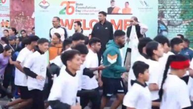 Photo of देहरादून मैराथन में पहुंचे 700 प्रतिभागी, डीएम ने हरी झंडी दिखाकर किया रवाना